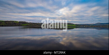 Lake Bala an einem ruhigen Tag bei Sonnenuntergang mit Wolken und Reflexionen. Stockfoto