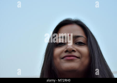 Eine schöne Bengali Dame mit langen Haaren ist direkt mit einem Lächeln. Stockfoto