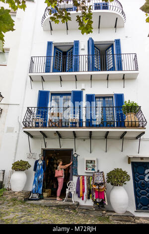 Frau beim Stöbern in einem Laden in Cadaques, Alt Emporda Comarca, Costa Brava, Katalonien Stockfoto