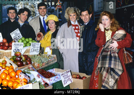 Eine Gruppe von britischen Royal Family-Look-Alikes posieren an einem Obstmarkt. London. England, Großbritannien. Ca. 1980 Stockfoto