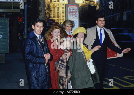 Eine Gruppe von britischen königlichen Familie Doppelgänger in der Warteschlange an der Bushaltestelle, London. England, Großbritannien Stockfoto