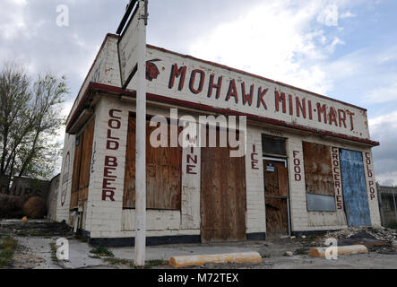 Die Zugenagelten Mohawk Mini-Mart store und Tankstelle entlang der Route 66 in der Mojave-wüste Gemeinschaft von Oro Grande, Kalifornien sitzt. Stockfoto