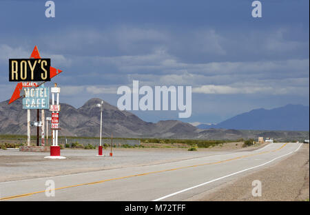 Der ikonischen Roy Motel und Cafe Zeichen steht unter bedrohlichen Himmel auf einer menschenleeren Strecke der Route 66 in Amboy, Kalifornien. Stockfoto