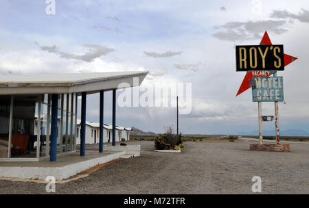 Mit seiner modernen Architektur und ikonischen Leuchtreklame, Roy's Motel und Cafe hat eine Sehenswürdigkeit entlang der Route 66 in Amboy, Kalifornien seit Jahrzehnten. Stockfoto