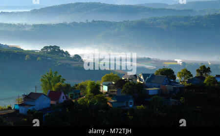 Da Lat Landschaft am frühen Morgen, Nebel auf Wohnsitz, Gebirge, Pinienwald an nebligen, Haus am Hang, wunderbare Landschaft und romantische Landschaft Stockfoto