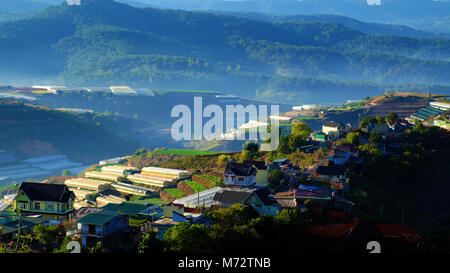 Da Lat Landschaft am frühen Morgen, Nebel auf Wohnsitz, Gebirge, Pinienwald an nebligen, Haus am Hang, wunderbare Landschaft und romantische Landschaft Stockfoto