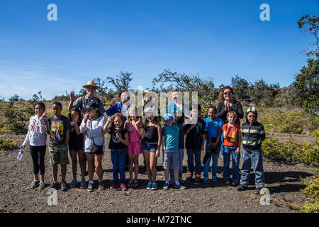 Viertklässler aus Ka'ū Learning Academy. 4 Sortierer Erzieher von Uck Stellen in der Nähe von Kīlauea blicken mit Senator Mazie Hirono K. von Hawai'i, Park Betriebsleiter Cindy Orlando und Park Ranger Noah Gomes. Stockfoto