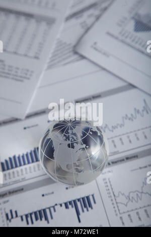 Glas Globus auf der Karte Papiere. Stockfoto