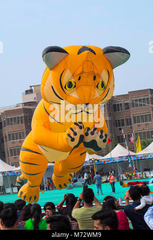 Verschiedene Drachen an der International Kite Festival in der sabarmati Riverfront, Ahmedabad, Gujarat, Indien konkurrierenden Stockfoto