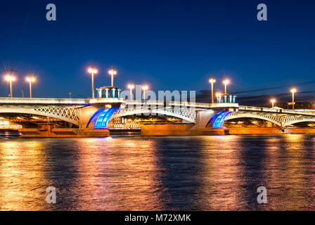 SAINT-Petersburg, Russland, MARCH 23, 2017: Ansicht der Salzlagerstätte (Verkündigung) Brücke mit bunten Beleuchtung über die Newa Stockfoto