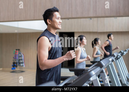 Jungen asiatischen Paar Workout im Fitnessraum Stockfoto