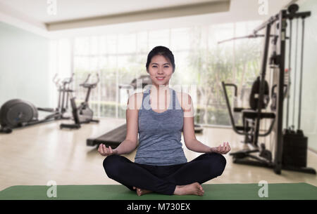 Junge asiatische Frau Yoga Yoga Matte Stockfoto