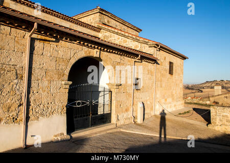 Die Kirche Unserer Lieben Frau von der Himmelfahrt (Iglesia de la Asunción) in Peleas de Arriba, einer kleinen Stadt in der Provinz Zamora, Kastilien und Leon, Spanien Stockfoto