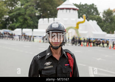 Porträt eines lächelnden Thai Polizeioffizier, Ratchadamnoen Road in Bangkok, dem Tag der Königlichen Einäscherung der thailändische König Stockfoto