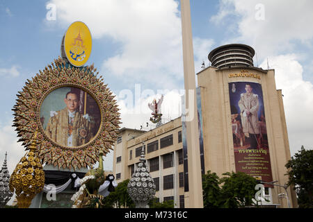 Riesige Bilder des verstorbenen König Bhumibol Adulyadej, und sein Sohn Vajiralongkorn, Ratchadamnoen Road in Bangkok. Stockfoto