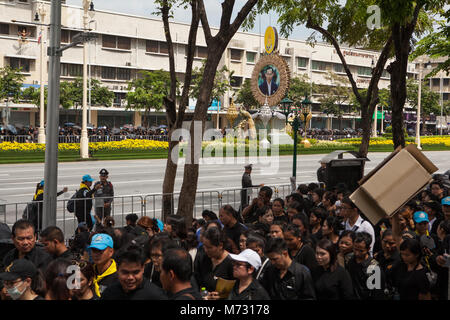 Masse von Menschen in schwarzer Kleidung, in der Ratchadamnoen Road in Bangkok im Royal Einäscherung der thailändische König zu unterstützen. Stockfoto