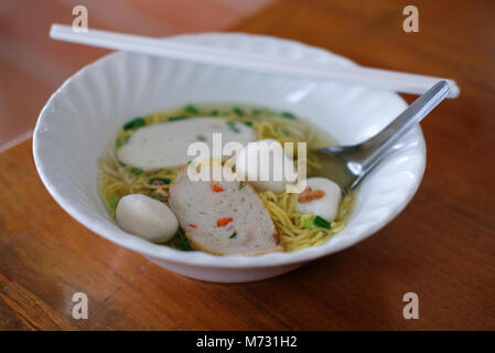 Ei Nudelsuppe mit Fisch Kugel. Im thailändischen Stil lokales Essen. Stockfoto