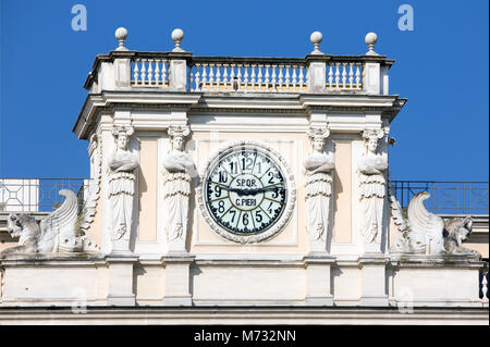 Antike Uhr auf der Fassade eines alten klassischen Gebäude in Rom, Italien Stockfoto