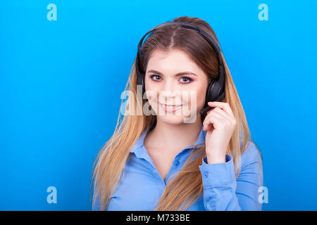 Junge telemarketer Frau einen Kopfhörer tragen Stockfoto