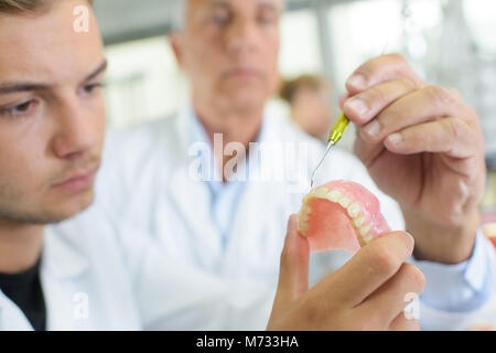 Männliche Techniker arbeiten an Zahnersatz Stockfoto