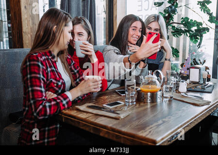 Vier Freundinnen im Gespräch im Café genießen. Stockfoto