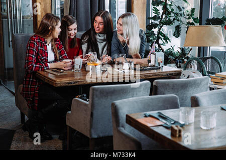 Vier Freundinnen im Gespräch im Café genießen. Stockfoto