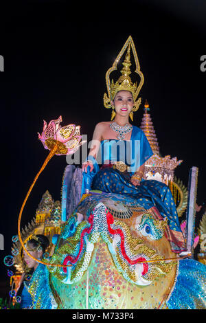 Teilnehmer einer Parade während des Yee Peng Festivals in Chiang Mai, Thailand Stockfoto