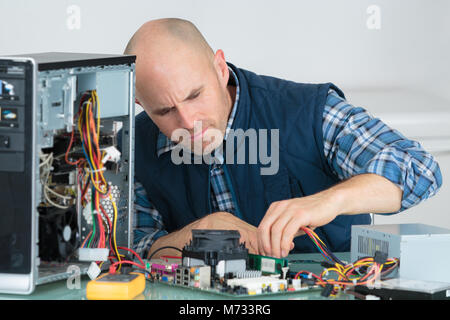 Computer Engineer, der an der Konsole defekt Stockfoto