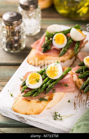 Frische sendwich mit Schinken, Spargel und Wachteleier Stockfoto