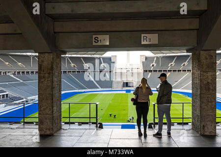 Paar Leute ein Bild von Tribünen von Olympiastadion (Olympiastadion), Berlin, Deutschland Stockfoto
