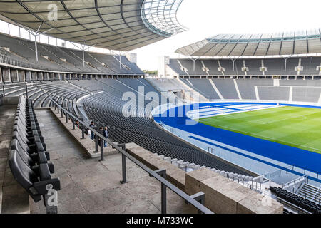 Grüne Rasen und leeren Tribünen von Olympiastadion (Olympiastadion), Berlin, Deutschland Stockfoto
