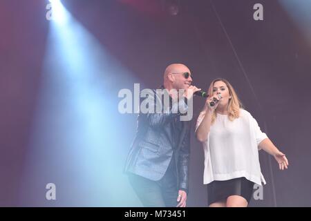 Himmel 17, der New-Wave-Band der 80er Jahre, Fans bei Let's Rock, Bristol, England, Juni 2017 unterhalten Stockfoto