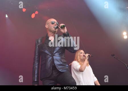 Himmel 17, der New-Wave-Band der 80er Jahre, Fans bei Let's Rock, Bristol, England, Juni 2017 unterhalten Stockfoto