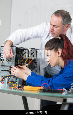 Weibliche computer engineer Montage der Hardware Stockfoto