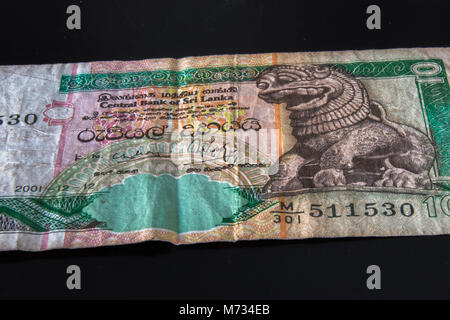 Nationale Währung Sri Lankas sterben. Rupie. Zehn Rupien auf dunklem Grund. Stockfoto
