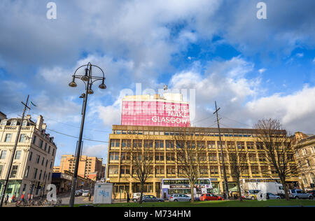 George Square Verkehr Glasgow unter Menschen Glasgow Banner machen. Stockfoto