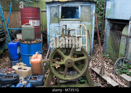 Exzentrisch und ecclectic Sammlung von Objekten auf Eel Pie Insel in London, England, Vereinigtes Königreich. Eel Pie Island ist eine kleine Insel in der Themse bei Twickenham im Londoner Stadtteil Richmond upon Thames und ist nur mit dem Boot erreichbar oder über eine Fußgängerbrücke. Die Insel hat ca. 50 Häuser, 120 Einwohner, zwei oder drei Werften sowie einige andere kleine Unternehmen und Künstler Studios. Es hat sich an den beiden Enden, aus dem öffentlichen Zugriff geschützt. Stockfoto