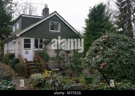 Exzentrisch und ecclectic Sammlung von Objekten auf Eel Pie Insel in London, England, Vereinigtes Königreich. Eel Pie Island ist eine kleine Insel in der Themse bei Twickenham im Londoner Stadtteil Richmond upon Thames und ist nur mit dem Boot erreichbar oder über eine Fußgängerbrücke. Die Insel hat ca. 50 Häuser, 120 Einwohner, zwei oder drei Werften sowie einige andere kleine Unternehmen und Künstler Studios. Es hat sich an den beiden Enden, aus dem öffentlichen Zugriff geschützt. Stockfoto