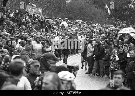 Tour de Yorkshire 2016 Zuschauer in flacher Deckel Schuhe und Mantel läuft bis Sutton Bank zur Freude der specatator Warten auf die Tour de Yorkshire. Sutton Bank, North Yorkshire. Stockfoto