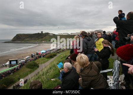 Tour de Yorkshire 2016 Massen jubeln Thomas Voeckler zu beobachten, nehmen die Bühne gewinnen und über GC von Luke Rowe während das Finale der Tour de Yorkshire. North Bay in Scarborough. Stockfoto