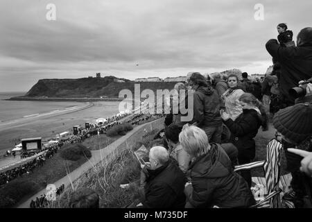 Tour de Yorkshire 2016 Massen jubeln Thomas Voeckler zu beobachten, nehmen die Bühne gewinnen und über GC von Luke Rowe während das Finale der Tour de Yorkshire. North Bay in Scarborough. Stockfoto