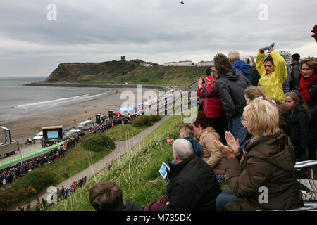 Tour de Yorkshire 2016 Massen jubeln Thomas Voeckler zu beobachten, nehmen die Bühne gewinnen und über GC von Luke Rowe während das Finale der Tour de Yorkshire. North Bay in Scarborough. Stockfoto