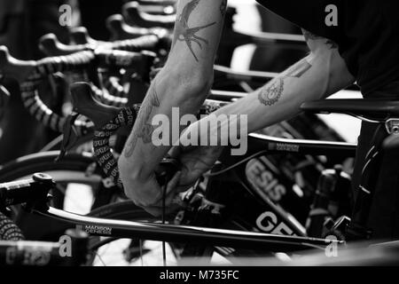 Tour de Yorkshire 2016 ein Mitglied der Madison genisis Team die Bikes für eine Vorwärmung vor dem Beginn der Stufe 2 aus Otley zu Doncaster. Stockfoto