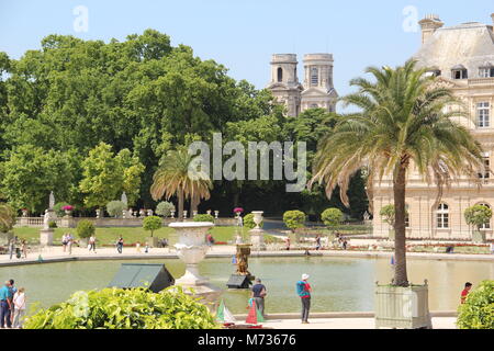 Jardins parisiens le plaisir de se promener Un jour de Semaine à Paris. Stockfoto