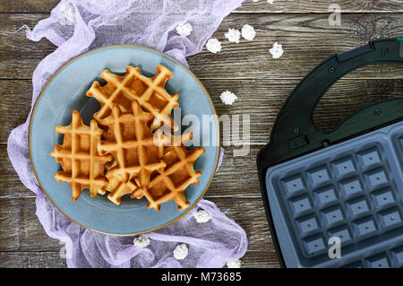 Knusprige golden vanilla Wafers mit pear Jam, elektrische Wafer Teller auf einem hölzernen Hintergrund. Ansicht von oben. Stockfoto