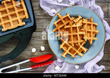 Knusprige golden vanilla Wafers mit pear Jam, elektrische Wafer Teller auf einem hölzernen Hintergrund. Ansicht von oben. Stockfoto