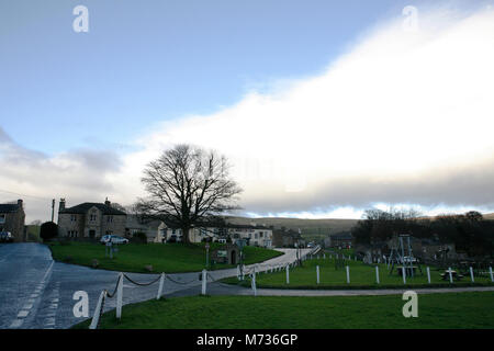 Swaledale in den Yorkshire Dales, wo behauptet wird, die predominace der Zweitwohnungen wird sich nachteilig auf die lokale Gemeinschaften auswirken. Bainbridge, Yorkshire Dales. Stockfoto