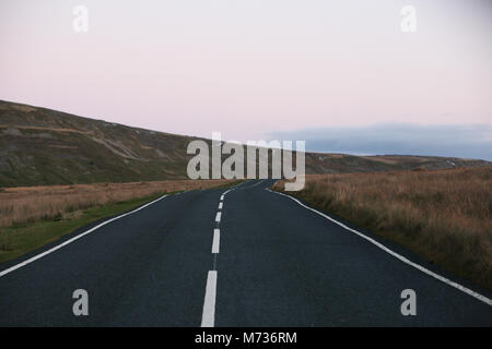 Arkengarthdale in den Yorkshire Dales, wo behauptet wird, die predominace der Zweitwohnungen wird sich nachteilig auf die lokale Gemeinschaften auswirken. Langthwaite, Yorkshire Dales. Stockfoto