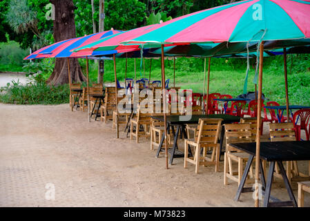 Tische und Stühle am Strand sand in Thailand stehen Stockfoto