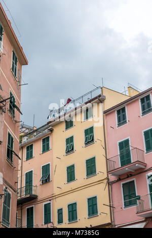 Farbenfrohe Gebäude in Riomaggiore, einem Dorf in der Gemeinde in der Provinz La Spezia, in einem kleinen Tal in der Region Ligurien in Italien gelegen. Eine der Stockfoto